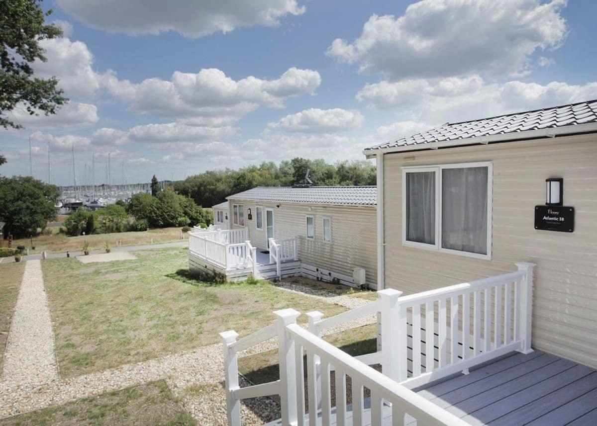 Mercury Yacht Harbour And Holiday Park Lower Swanwick Exterior photo